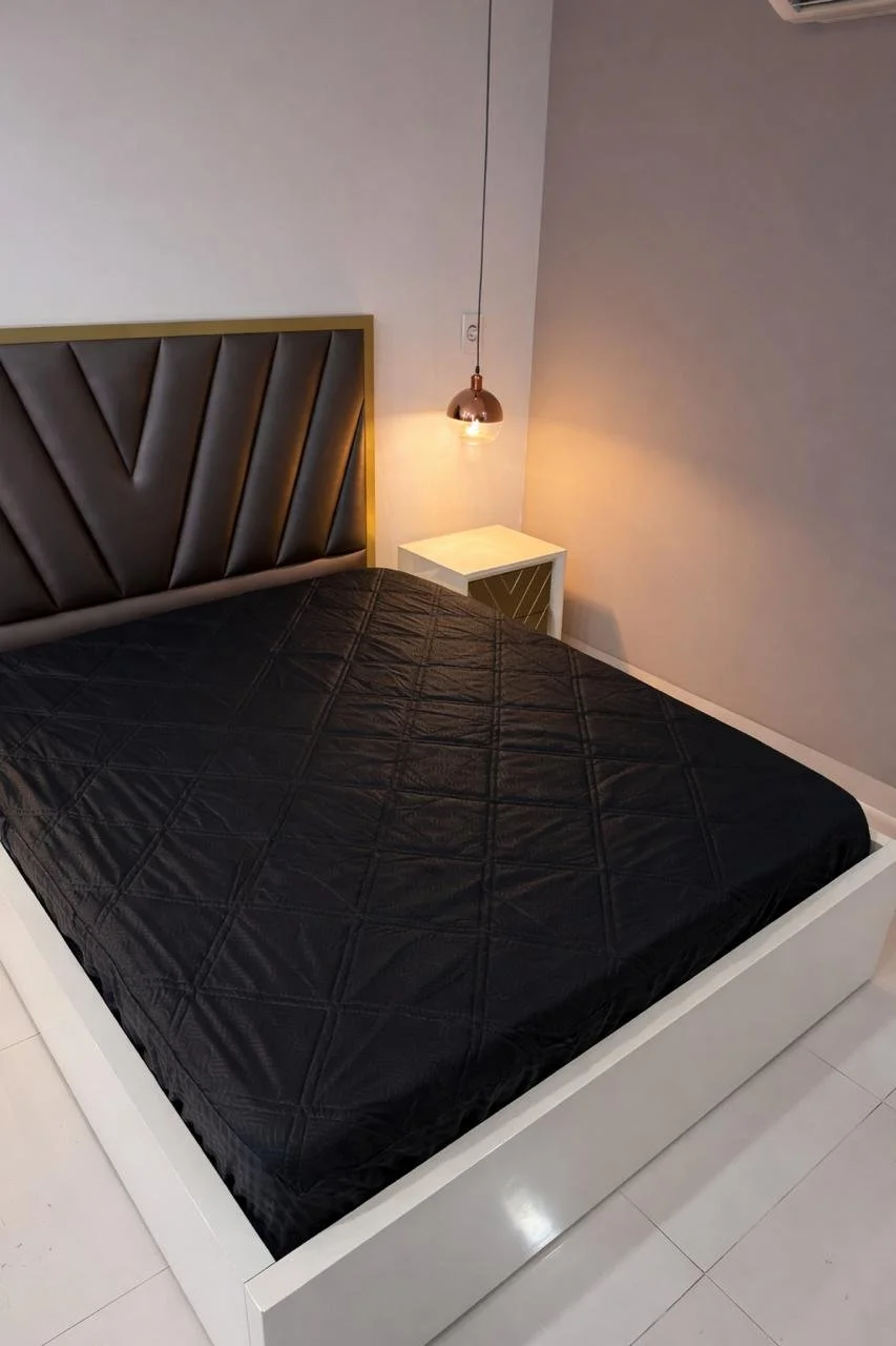 Protector de Colchón Antifluido Matrimonial – Negro Acolchado Ajustable