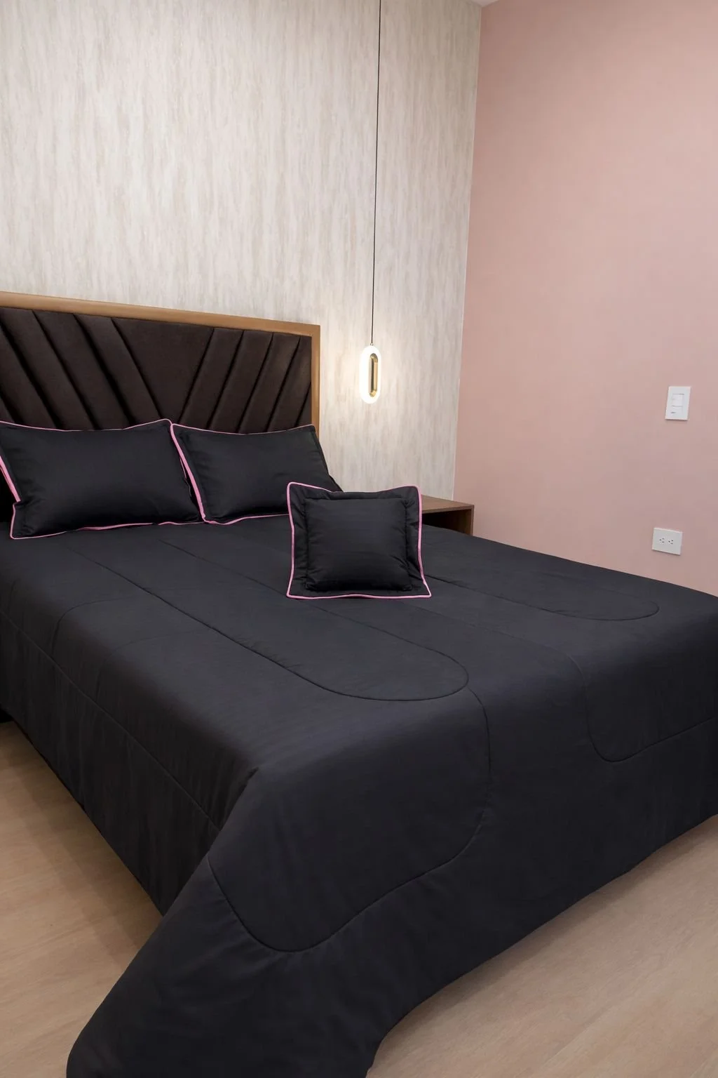 Edredón King Unicolor 6 Piezas - Negro con Bordes Rosa