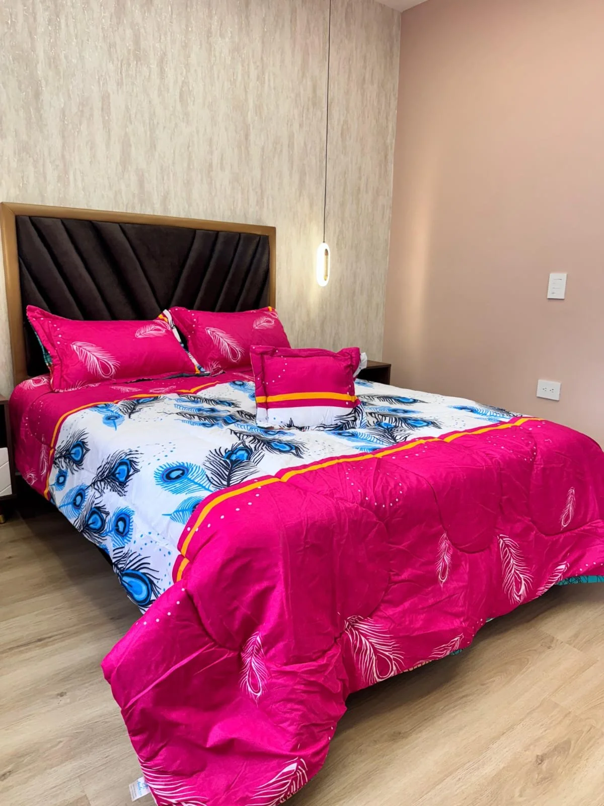 Edredón Sencillo Estampado – Plumas Fucsia Elegante