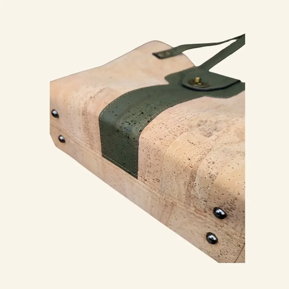 Schoudertas naturel kurk met groene accenten onderkant.webp