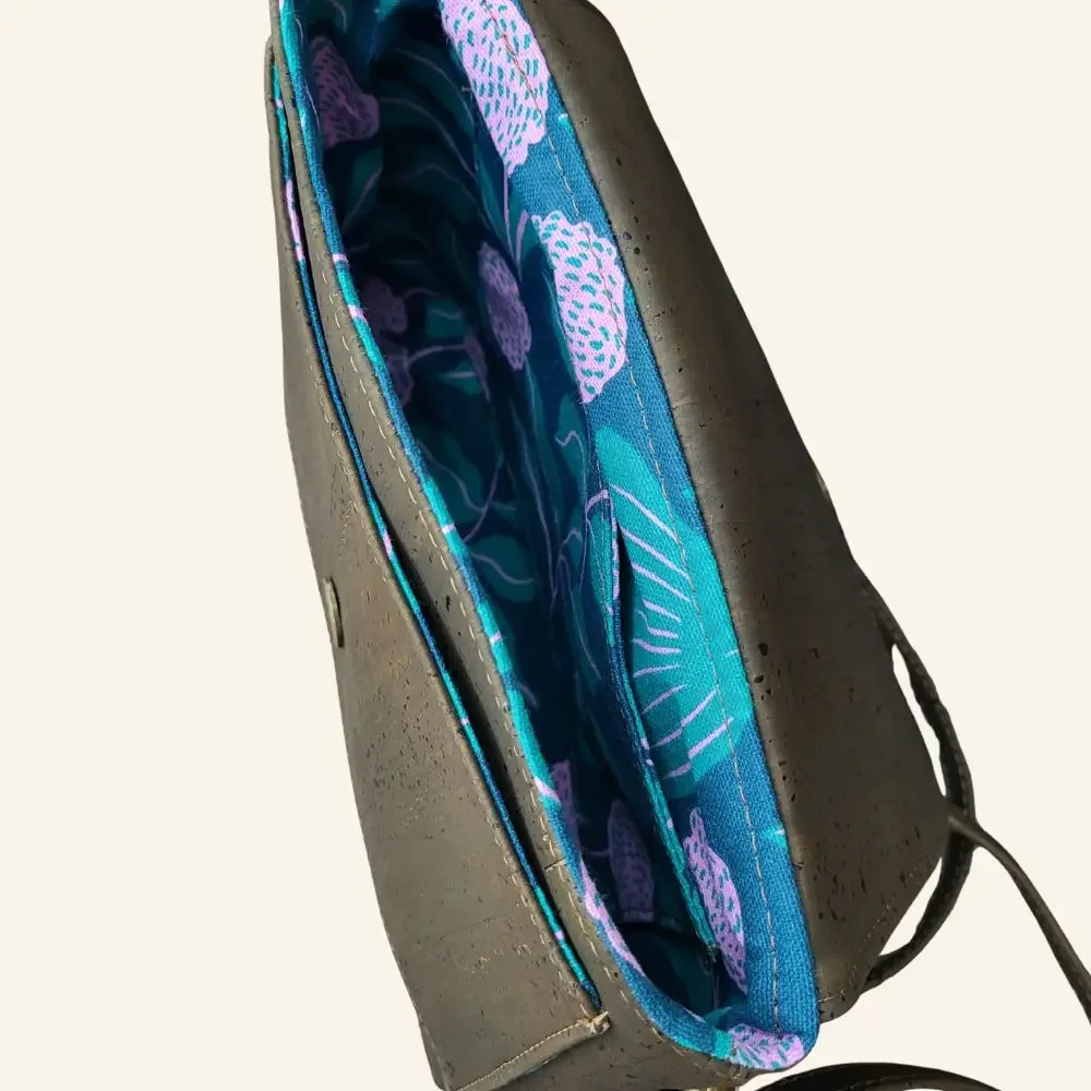 Klein schoudertasje groen kurk met klep binnenkant open vak.webp