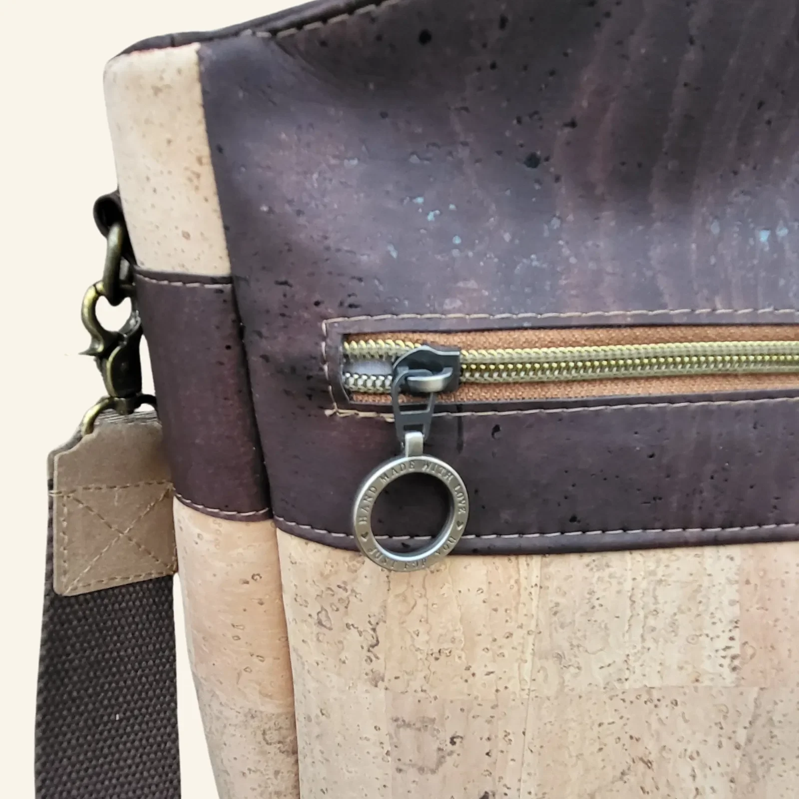 Laptop tas naturel en bruin kurk detail ritshanger.webp