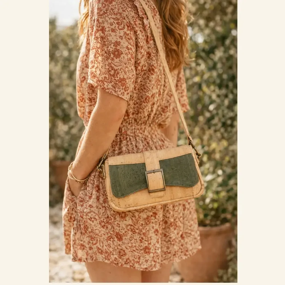 crossbody tas naturel met groen kurk gedragen.webp