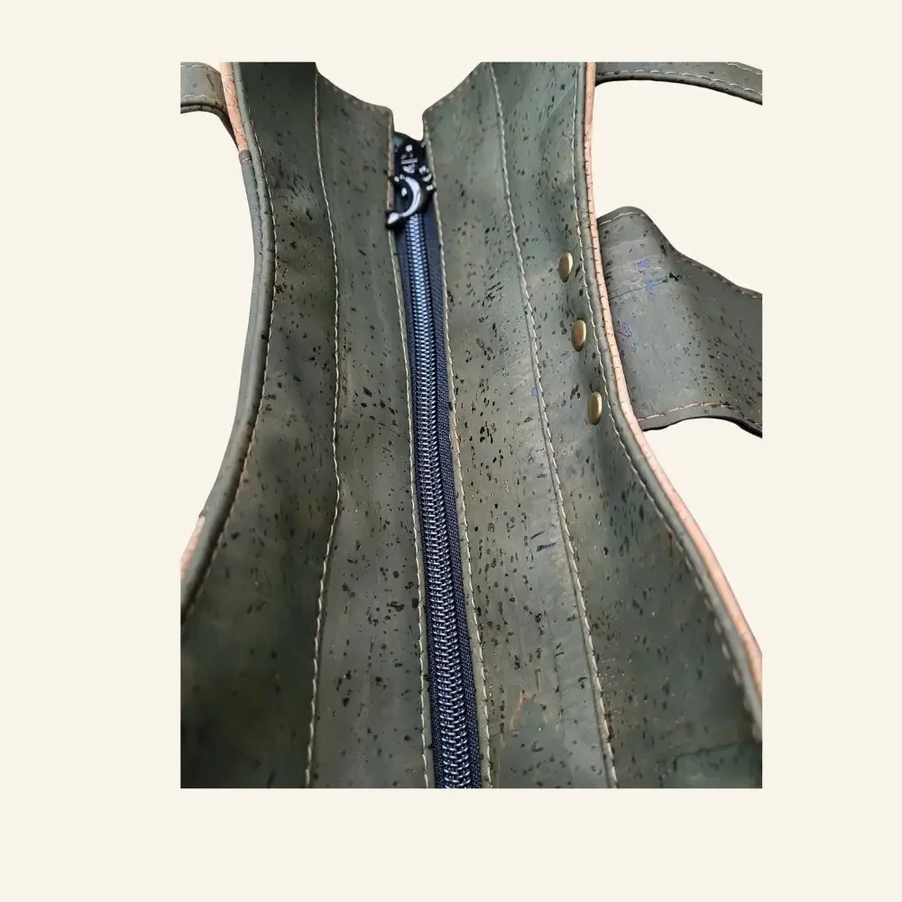 Schoudertas naturel kurk met groene accenten bovenkant.webp