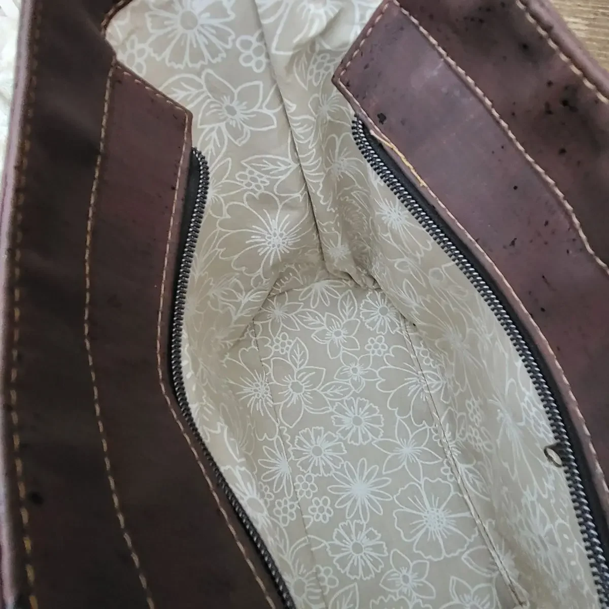 Bruine schoudertas van kurk duurzaam & vegan Foxxybags binnenkant.webp