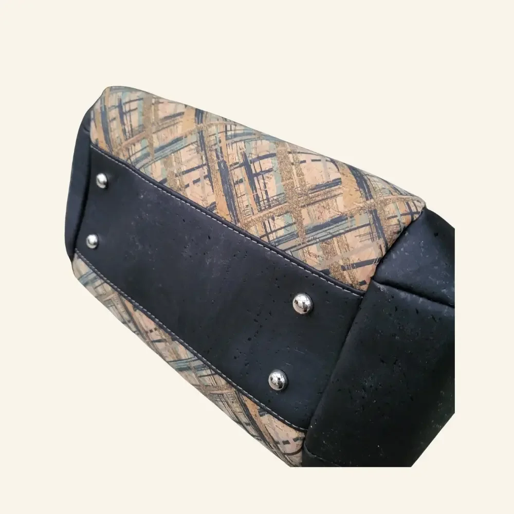 Handgemaakte schoudertas donkerblauw kurk met grote ringen onderkant.webp