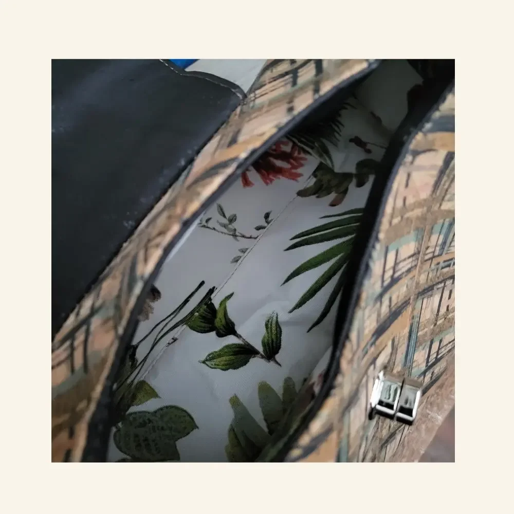 Handgemaakte schoudertas donkerblauw kurk met grote ringen binnenkant.webp