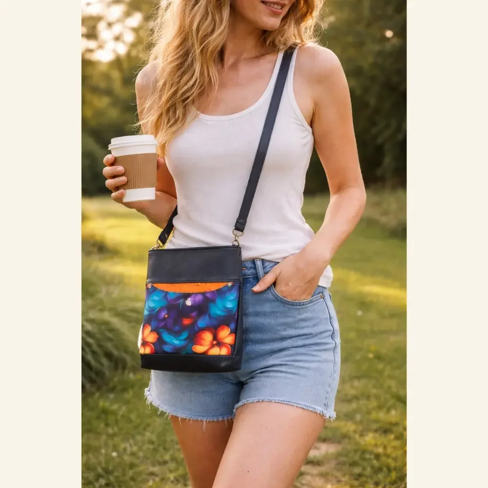 Kleurrijke cross body tas  gedragen.webp