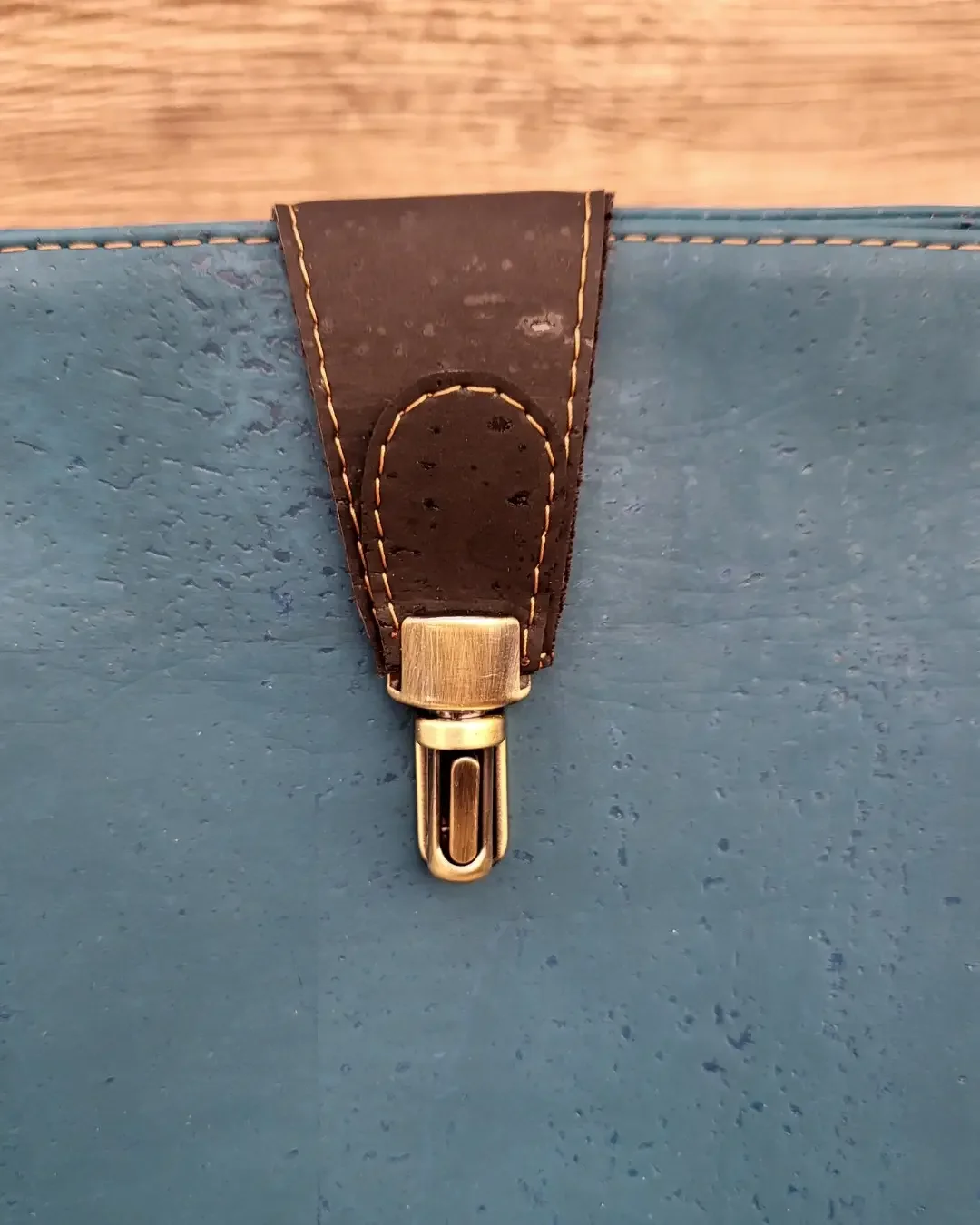 Crossbody tas turquoise  detail klep.webp