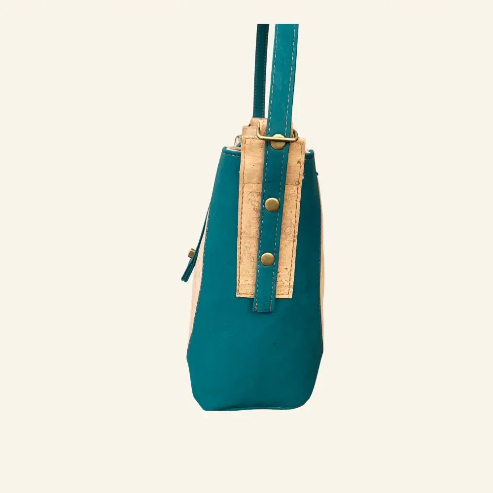 Schoudertas naturel met teal  detail zijkant.webp
