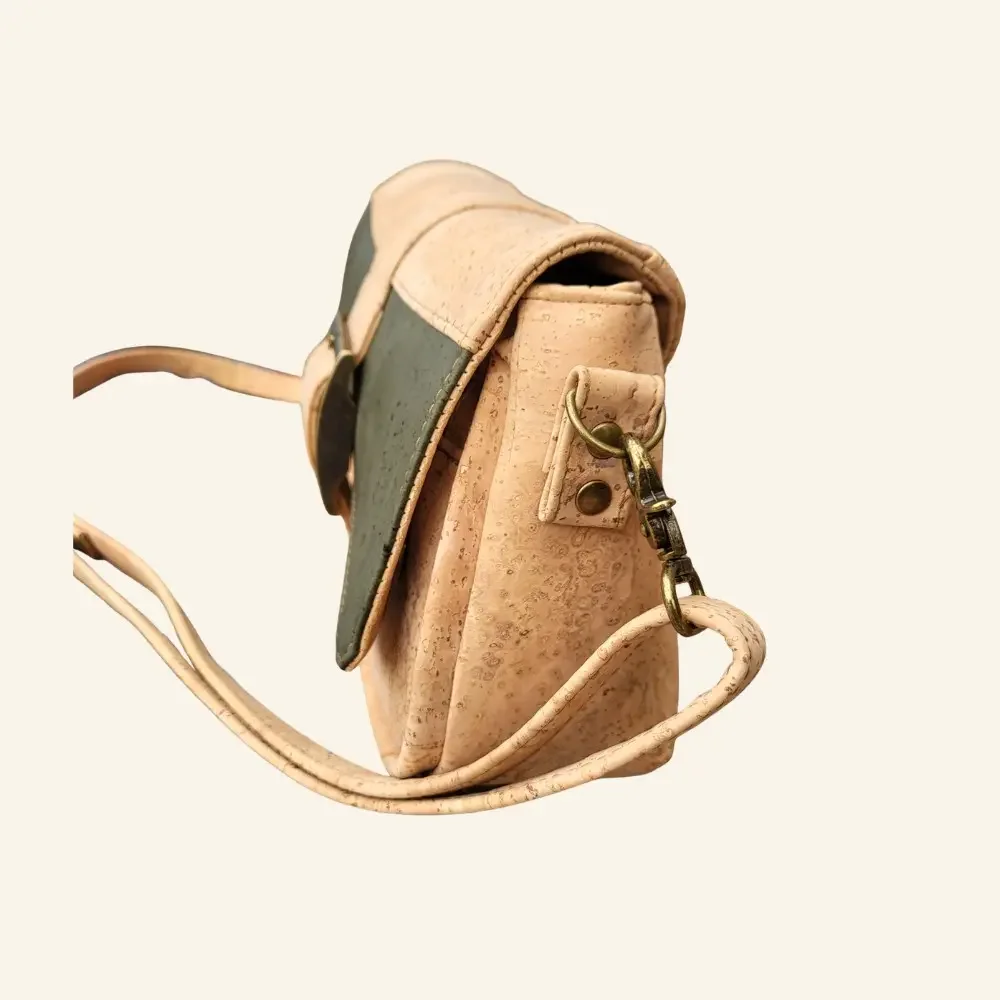crossbody tas naturel met groen kurk zijkant.webp