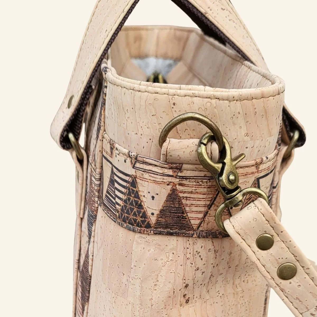 handtas naturel kurk met bruine accenten zijkant.jpg