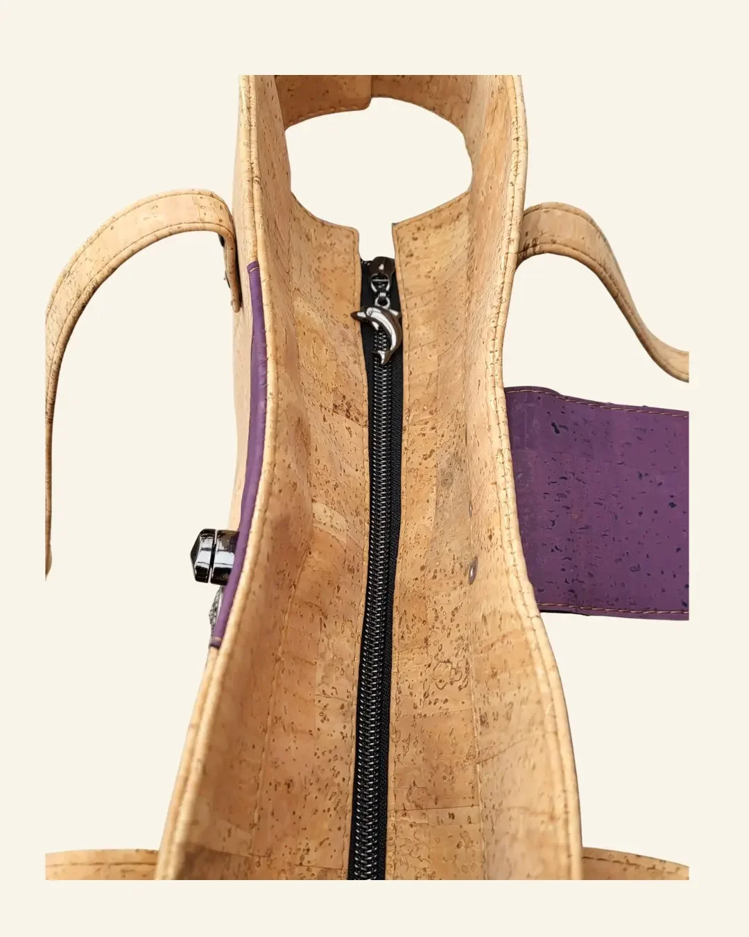 Handgemaakte kurk schoudertas naturel met paars bovenkant rits.webp