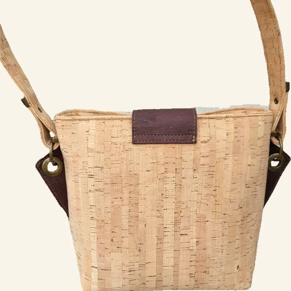 Schoudertas naturel met bruin kurk handgemaakt achterkant.webp