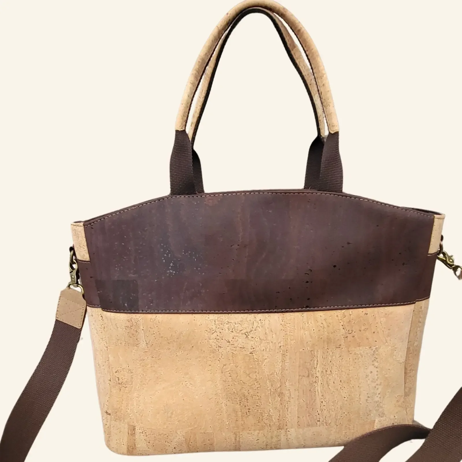 Laptop tas naturel en bruin kurk achterkant.webp