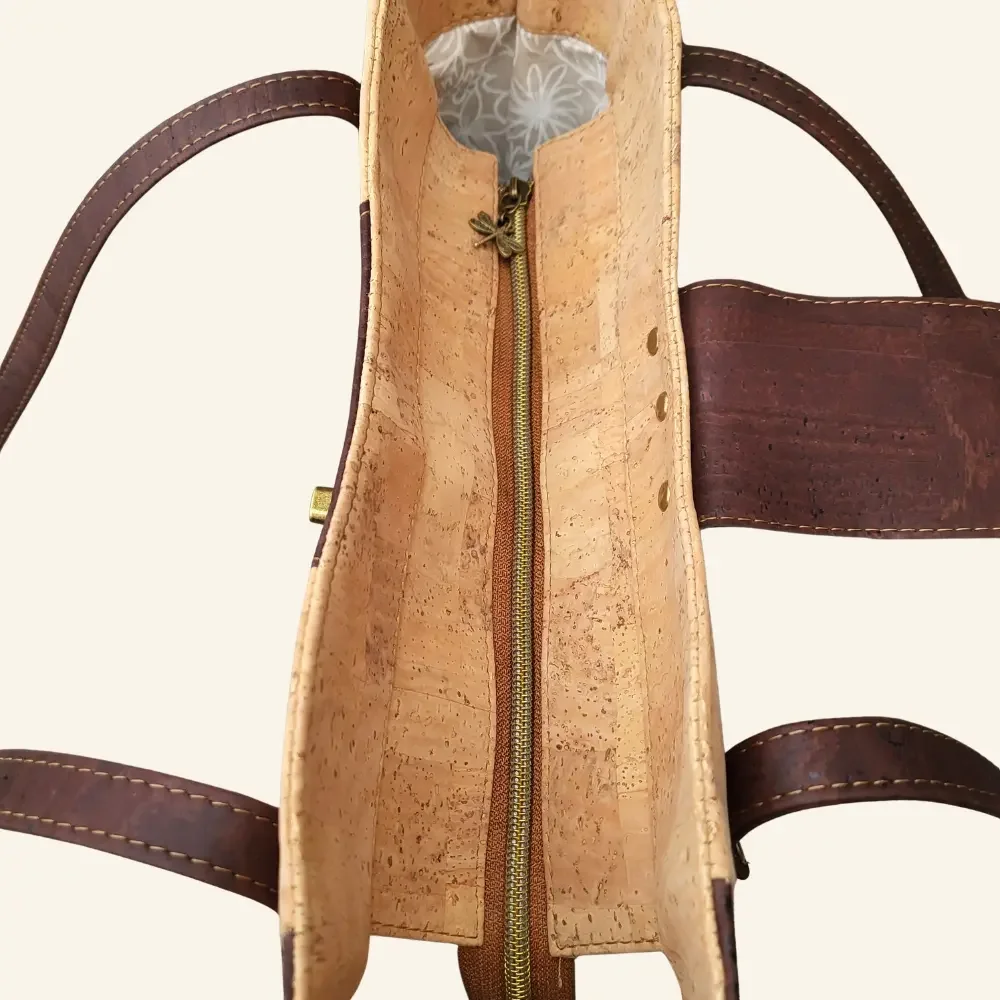 Schoudertas naturel met bruin kurk bovenkant rits.webp