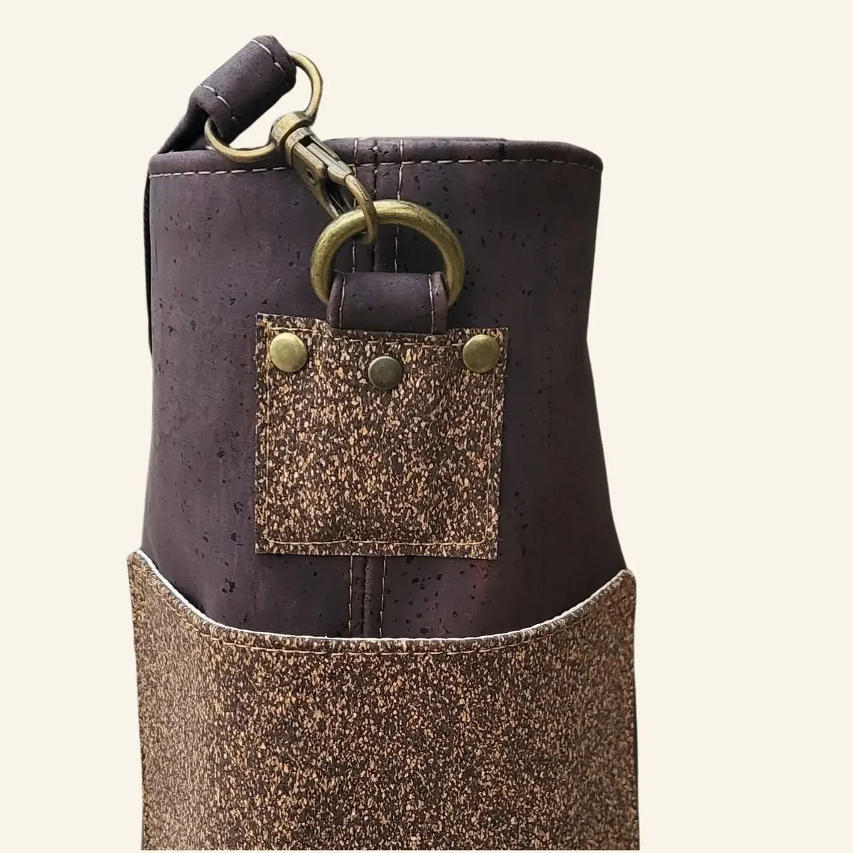 Bruine schoudertas van kurk duurzaam & vegan Foxxybags zijkant.webp