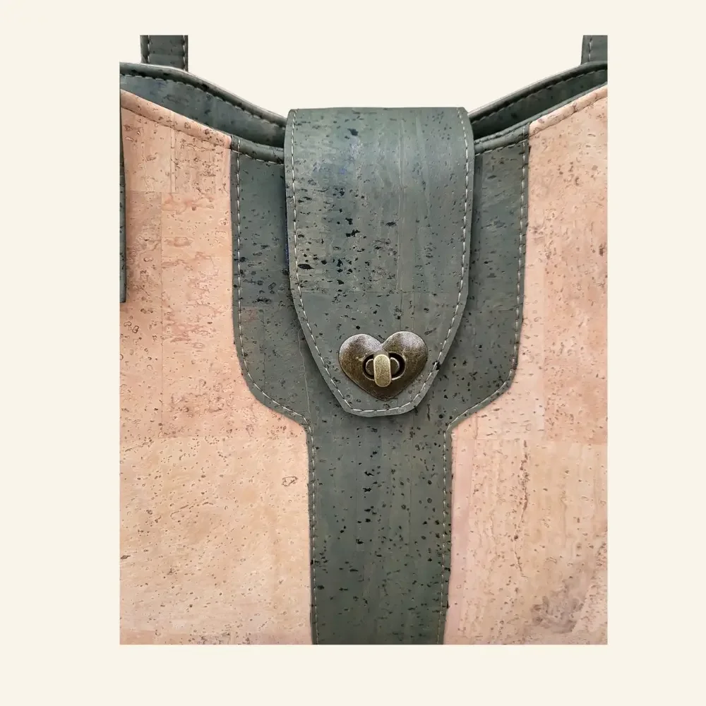 Schoudertas naturel kurk met groene accenten detail klep.webp