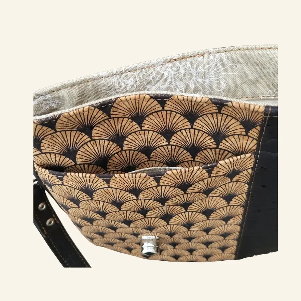 Handgemaakte schoudertas zwart kurk met waaiermotief voorkant open vak.webp