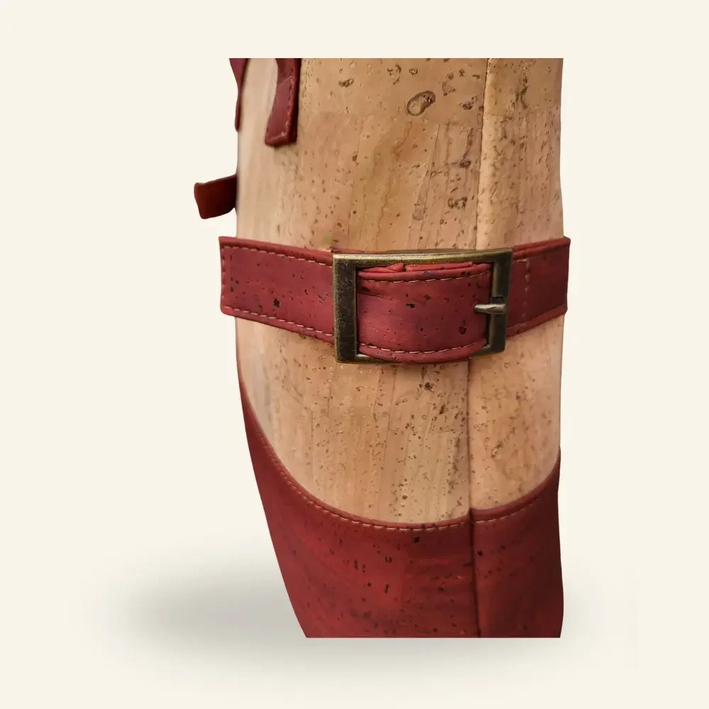 Handtas rood met naturel kurk detail gesp.webp