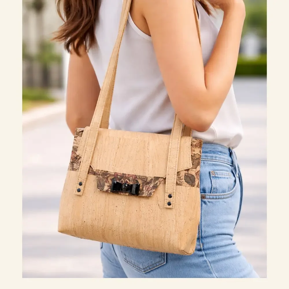 schoudertas kurk naturel met botanische bloemen gedragen.webp