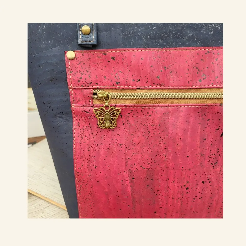 Handgemaakte donkerblauwe shopper met rood kurk  detail voorkant.webp