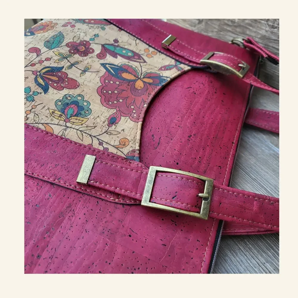 Handgemaakte shopper tas rood kurk detail gespen.webp