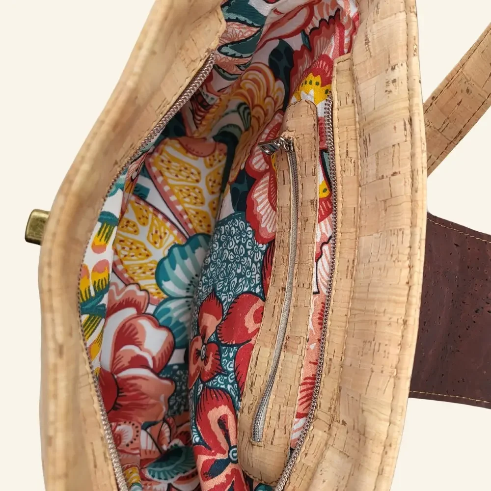 Schoudertas naturel met bruin kurk handgemaakt binnenkant.webp