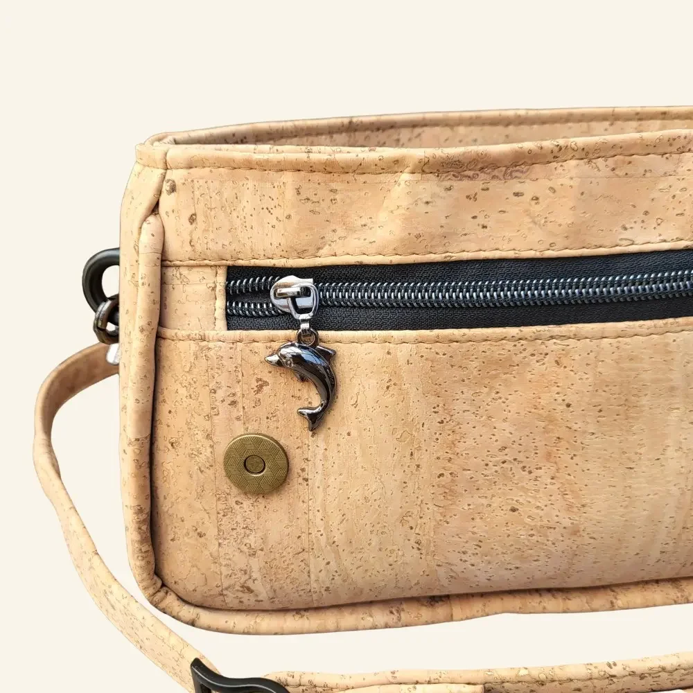 crossbody tas naturel met rood kurk detail voorkant rits.webp