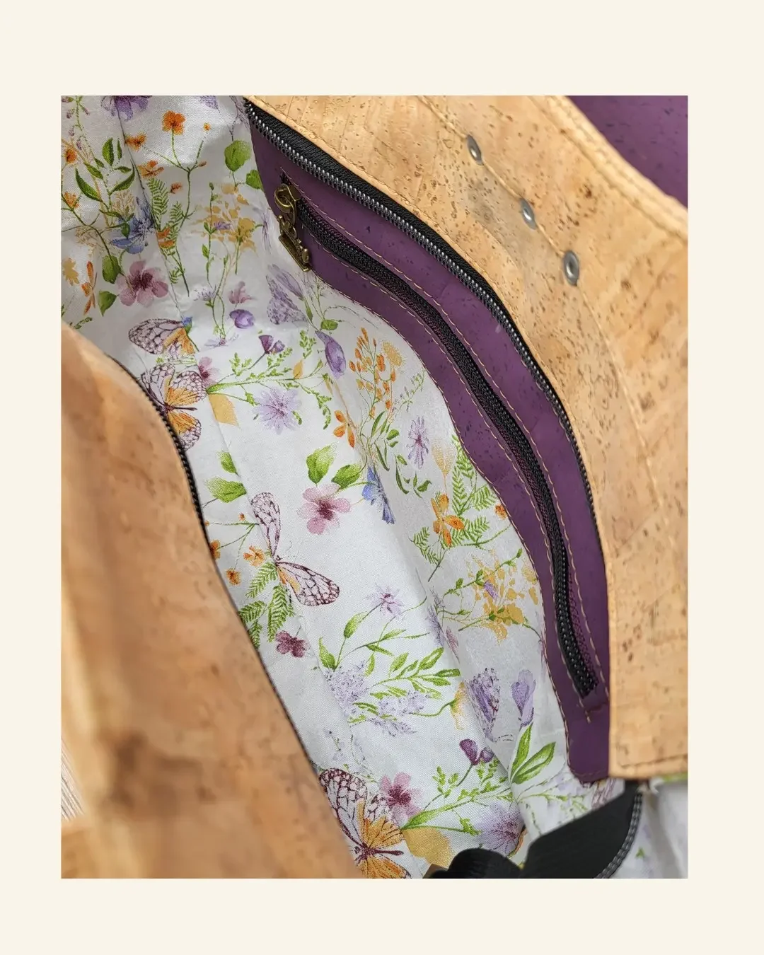 Handgemaakte kurk schoudertas naturel met paars binnenkant.webp