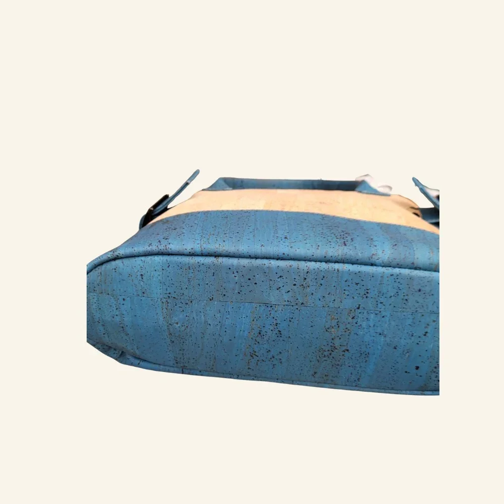 handtas naturel met blauw kurk onderkant.webp