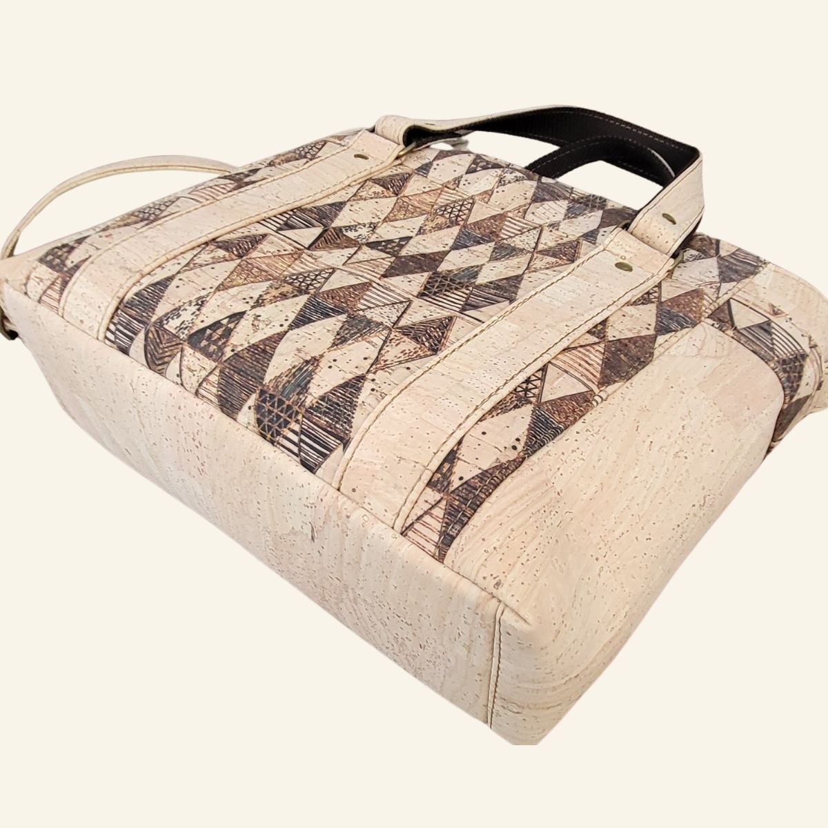 handtas naturel kurk met bruine accenten overzicht.jpg
