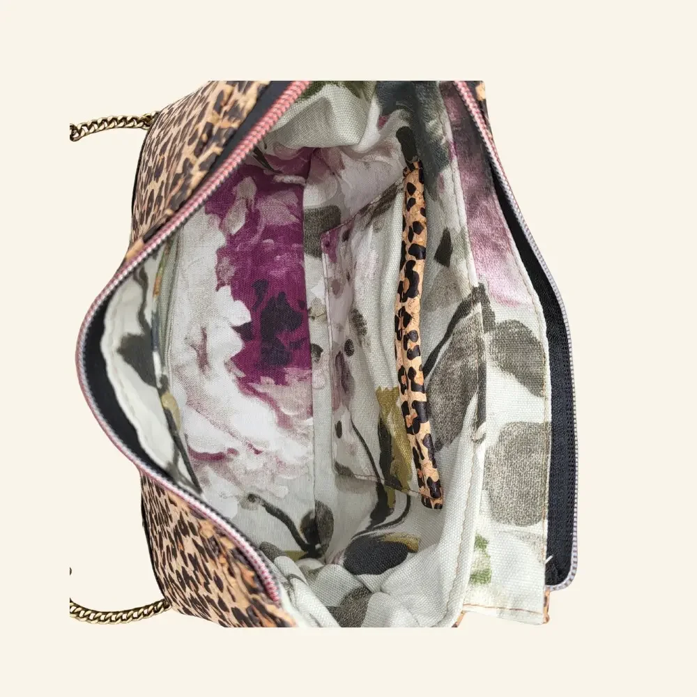 panterprint schoudertasje binnenkant.webp