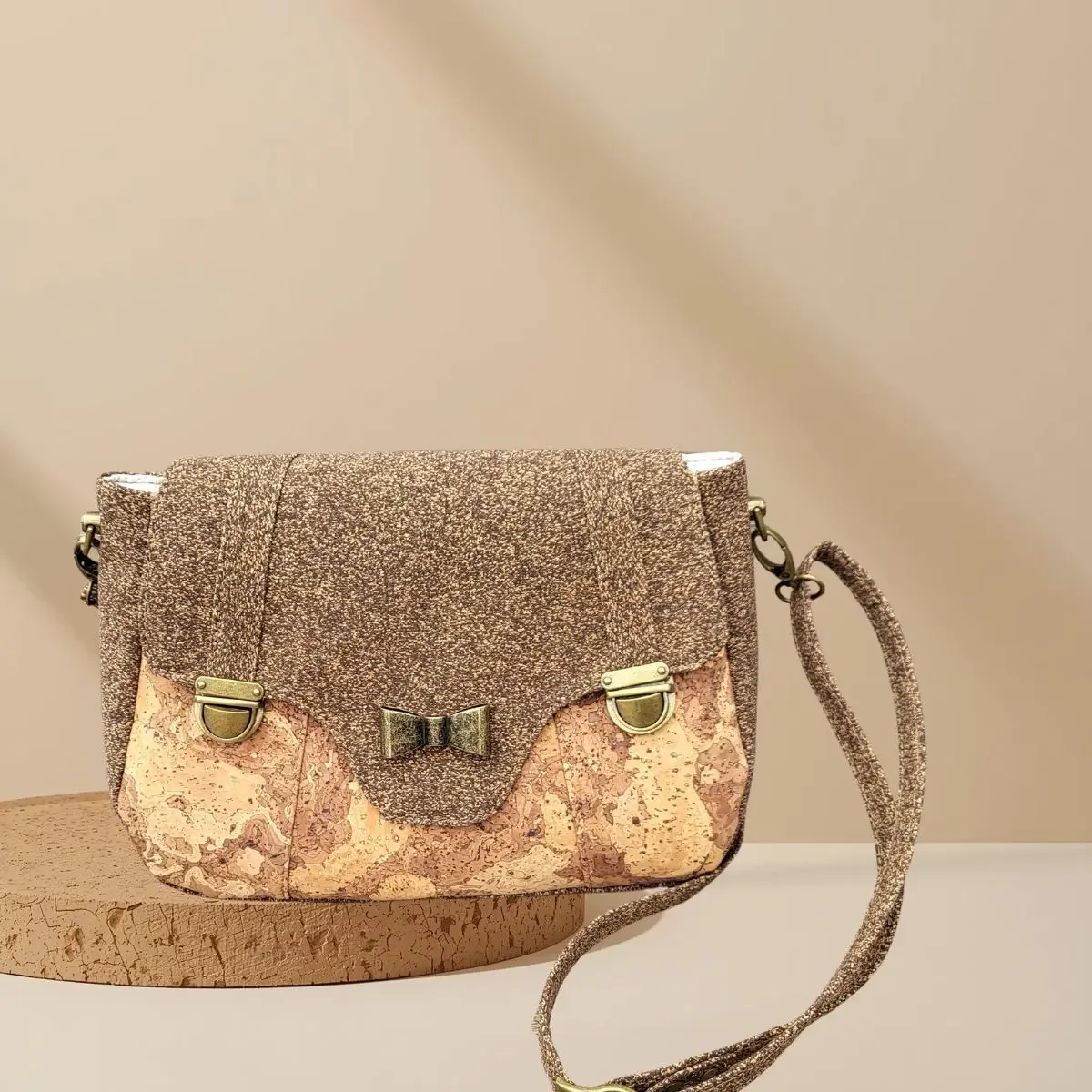 Stijlvolle Bruine Schoudertas van Duurzaam Kurk.webp