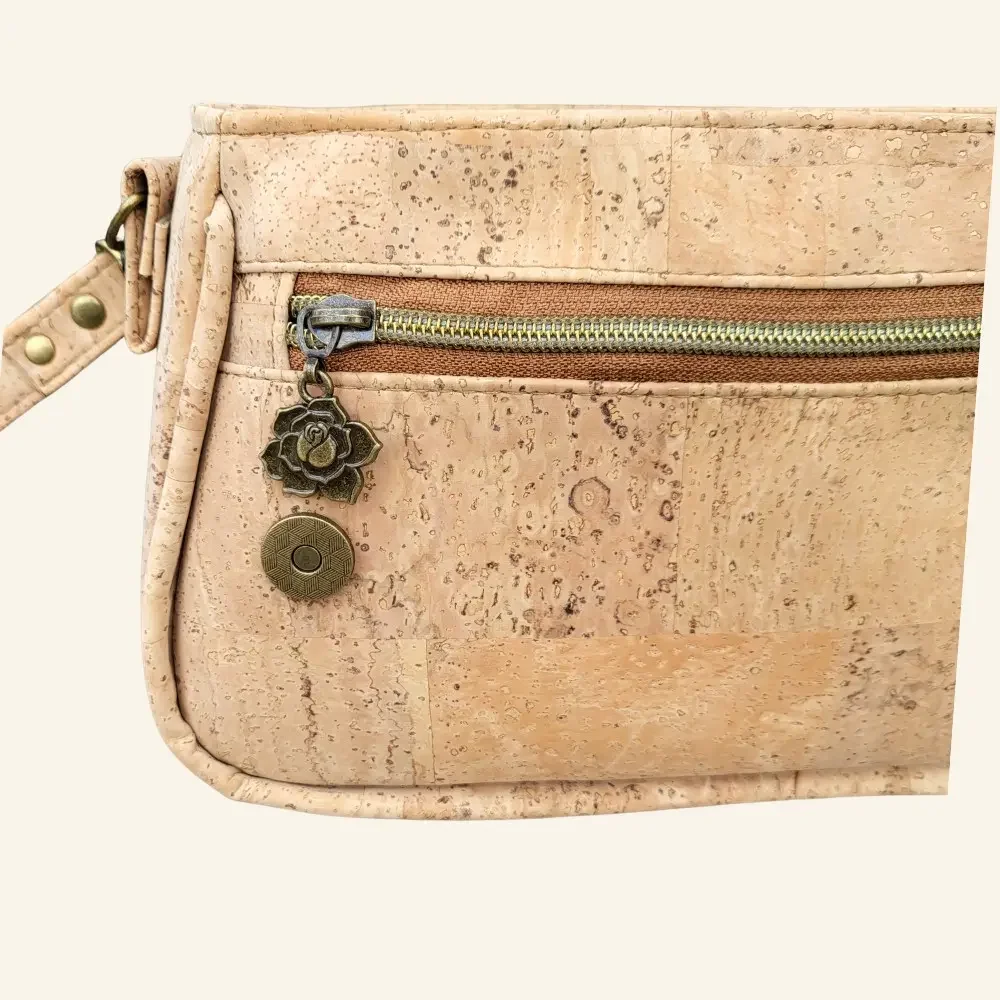 crossbody tas naturel met groen kurk detail ritstrekker.webp