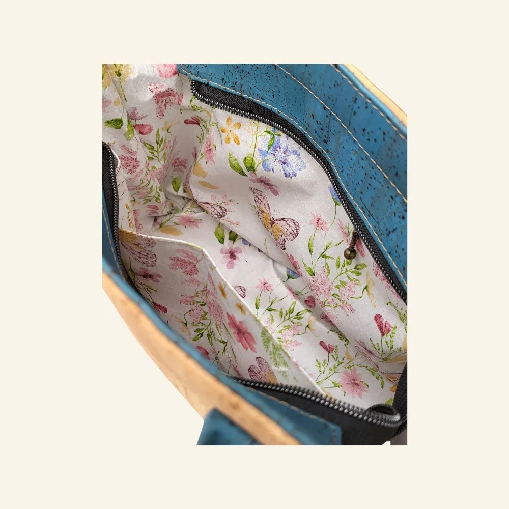 handtas naturel met blauw kurk binnenkant.webp