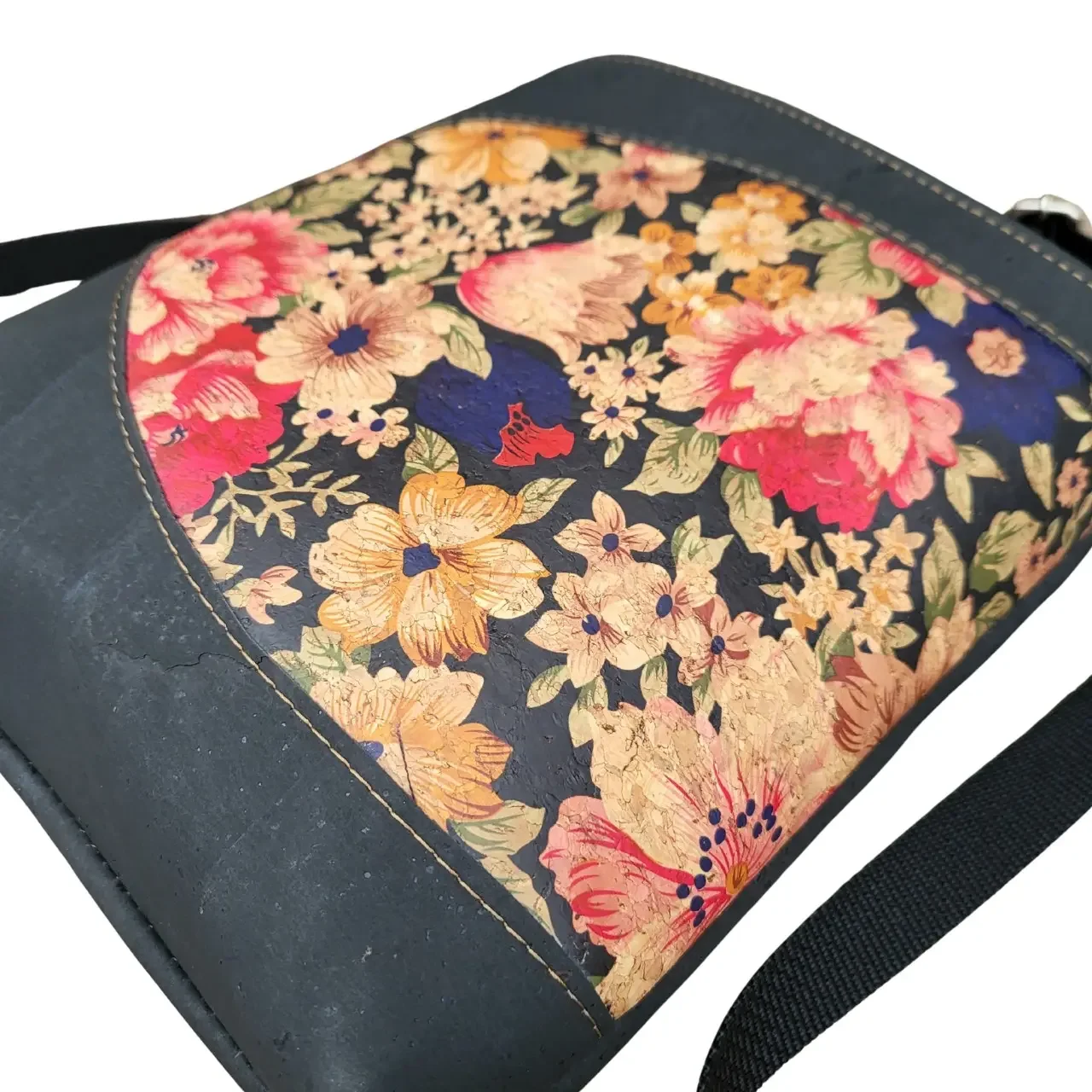 zwart kurk tasje met rode bloemen overzicht.webp