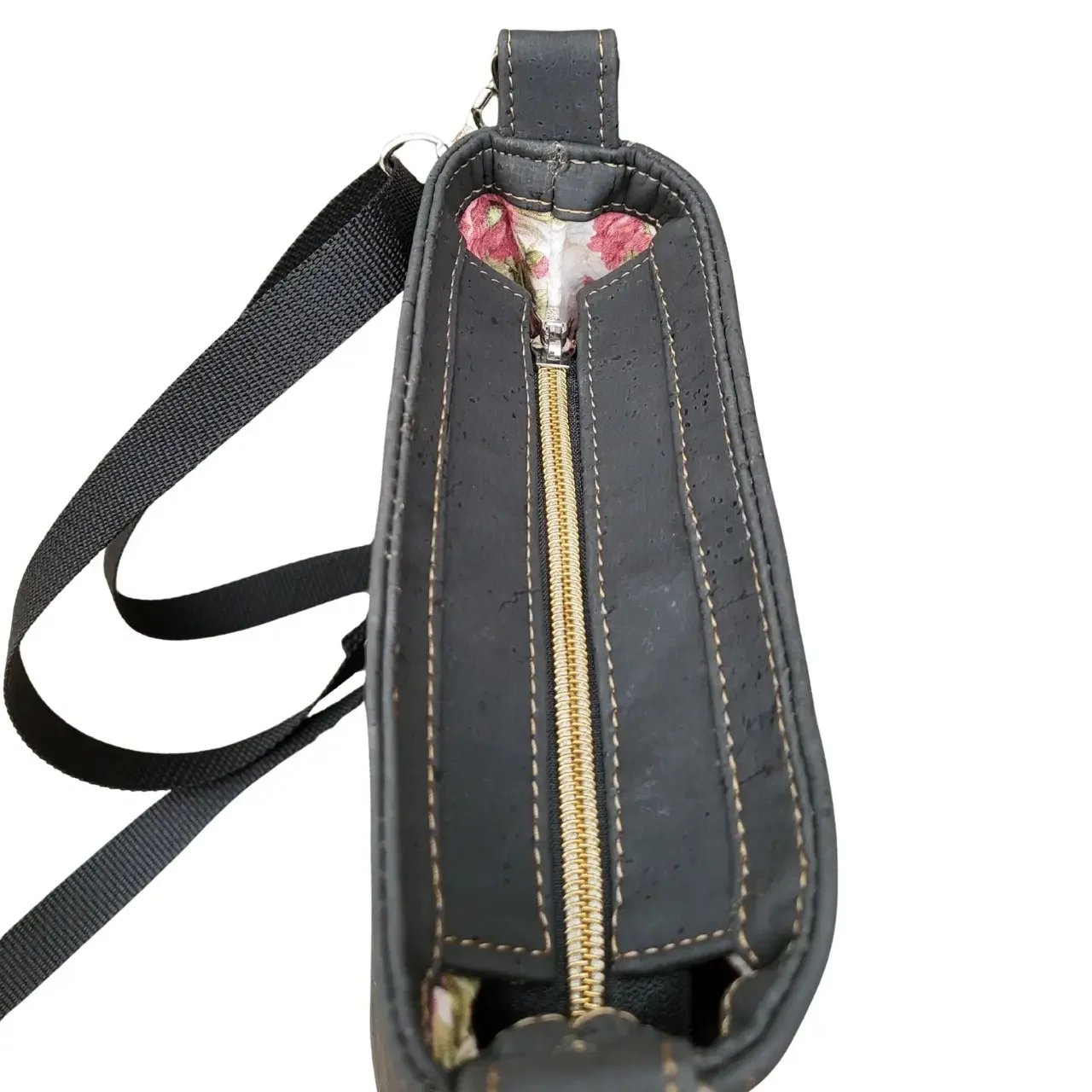 zwart kurk tasje met rode bloemen bovenkant.webp