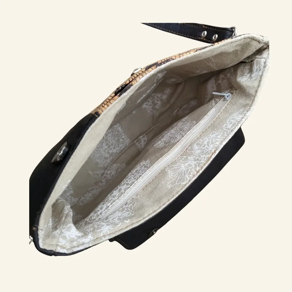 Handgemaakte schoudertas zwart kurk met waaiermotief binnenkant.webp