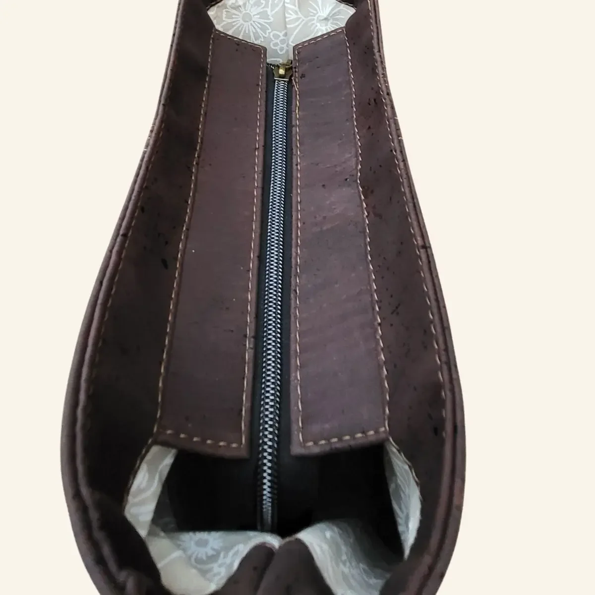 Bruine schoudertas van kurk duurzaam & vegan Foxxybags bovenkant.webp