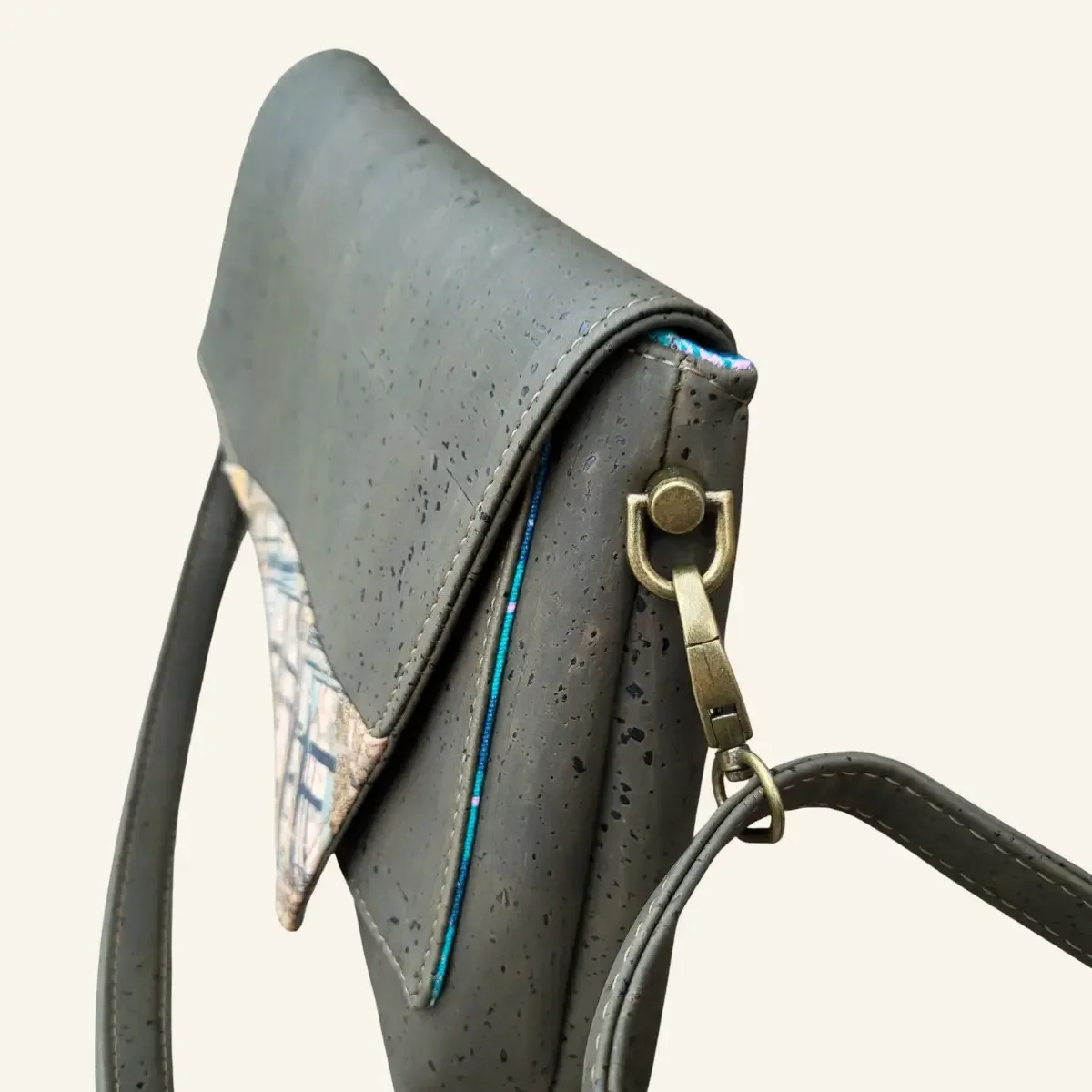 Klein kurktasje groen met klep zijkant.webp