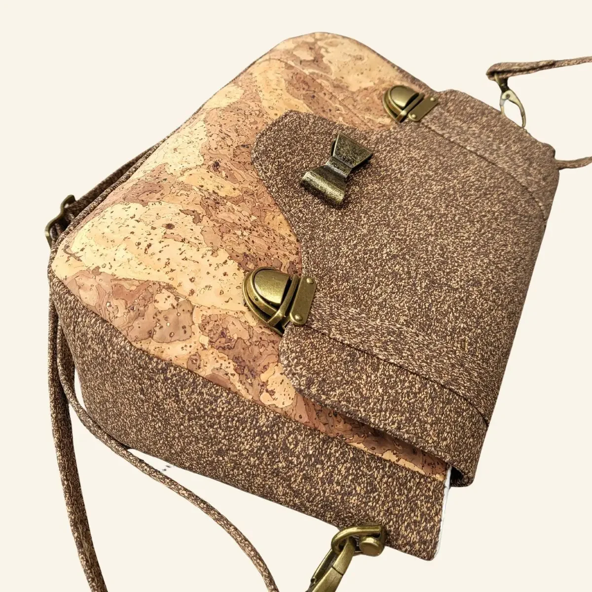 Stijlvolle Bruine Schoudertas van Duurzaam Kurk overzicht.webp