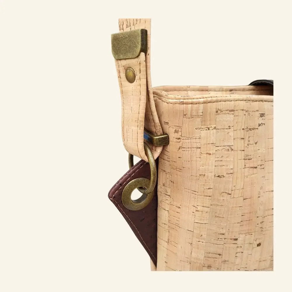 Schoudertas naturel met bruin kurk handgemaakt zijkant contructie.webp