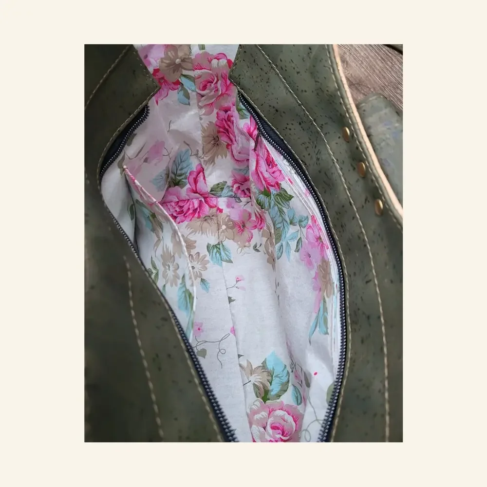 Schoudertas naturel kurk met groene accenten binnenkant.webp