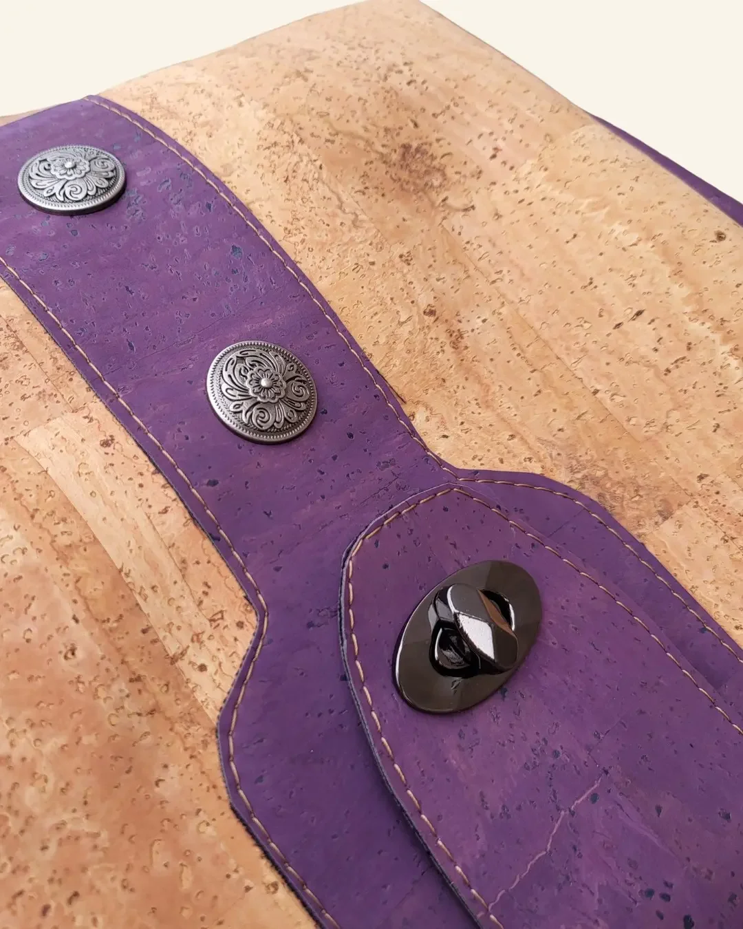 Handgemaakte kurk schoudertas naturel met paars detail klep.webp