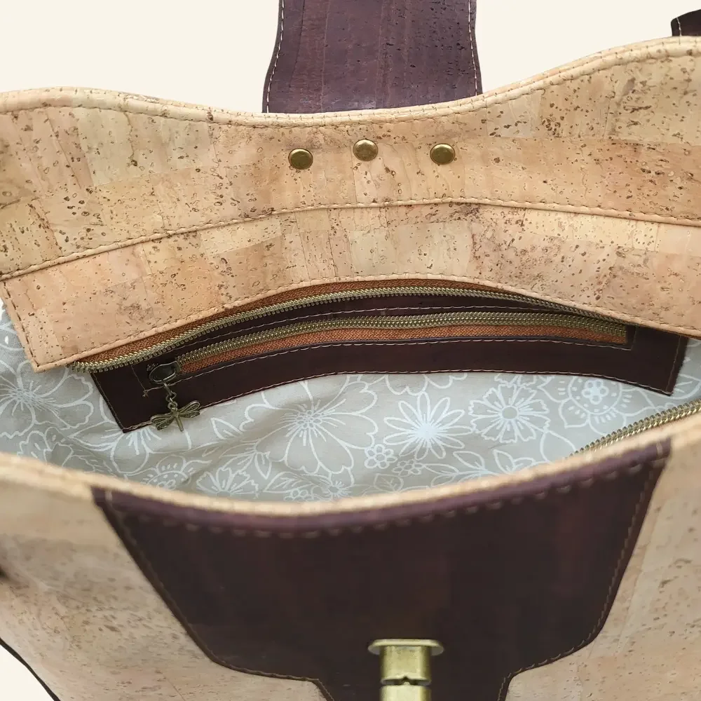 Schoudertas naturel met bruin kurk binnenkant.webp