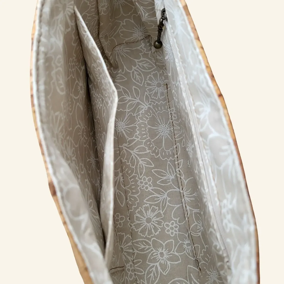 Stijlvolle Bruine Schoudertas van Duurzaam Kurk binnenkant.webp