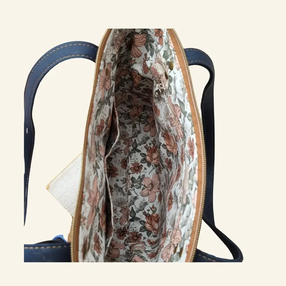 Handgemaakte donkerblauwe shopper met rood kurk  binnenkant.webp