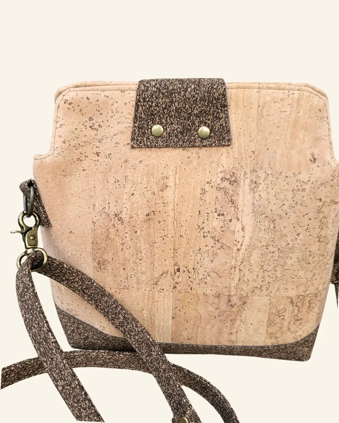 Crossbody tas naturel met bruin achterkant.webp