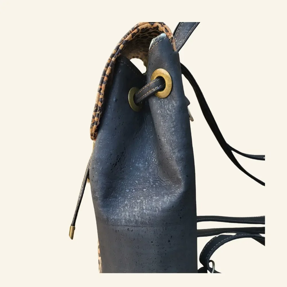 Handgemaakte rugtas panterprint  zijkant.webp